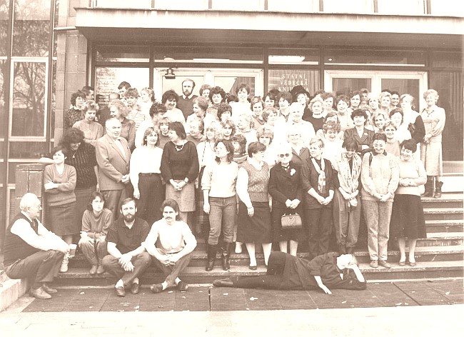 1990 - Pracovníci knihovny v roce 1990, po zpřístupnění studijního útvaru knihovny na Lidické třídě