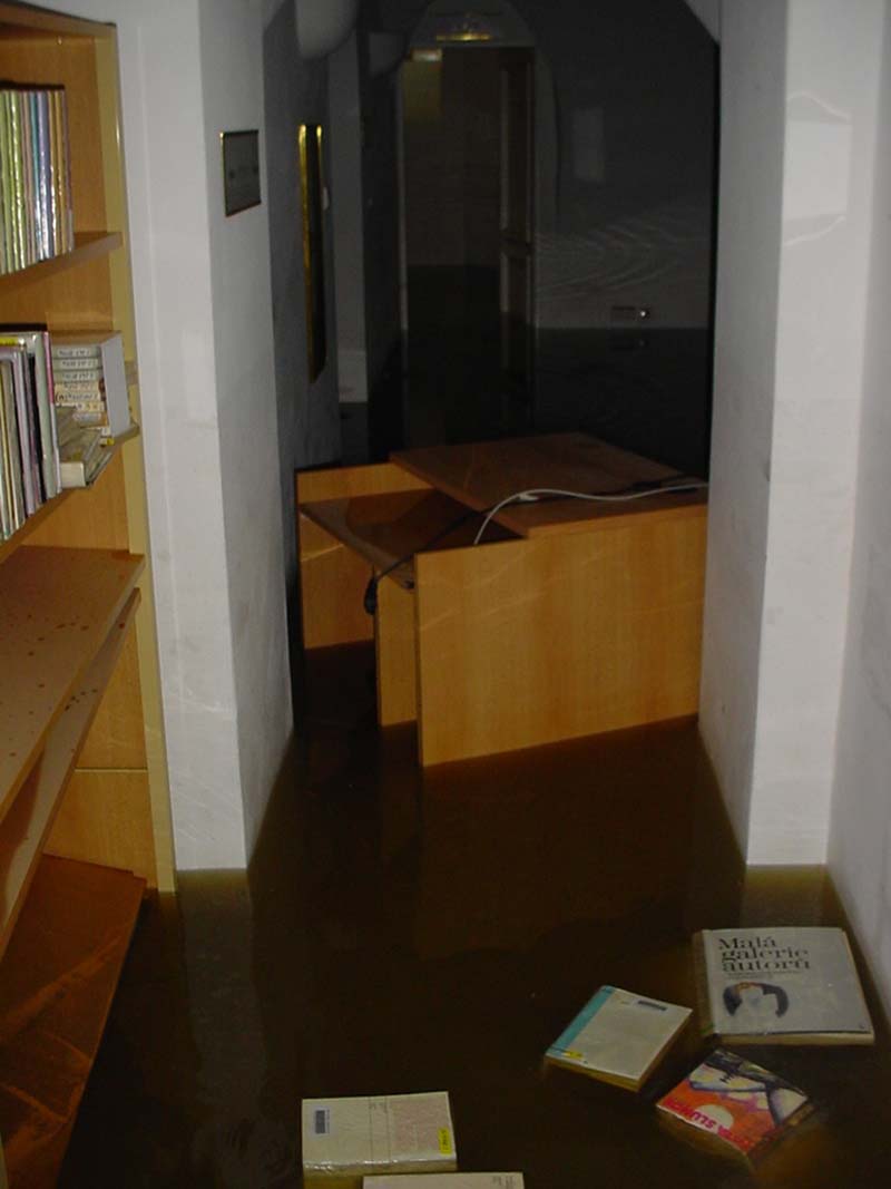 Na Sadech 26-27: 14.8.2002 - první den po povodni