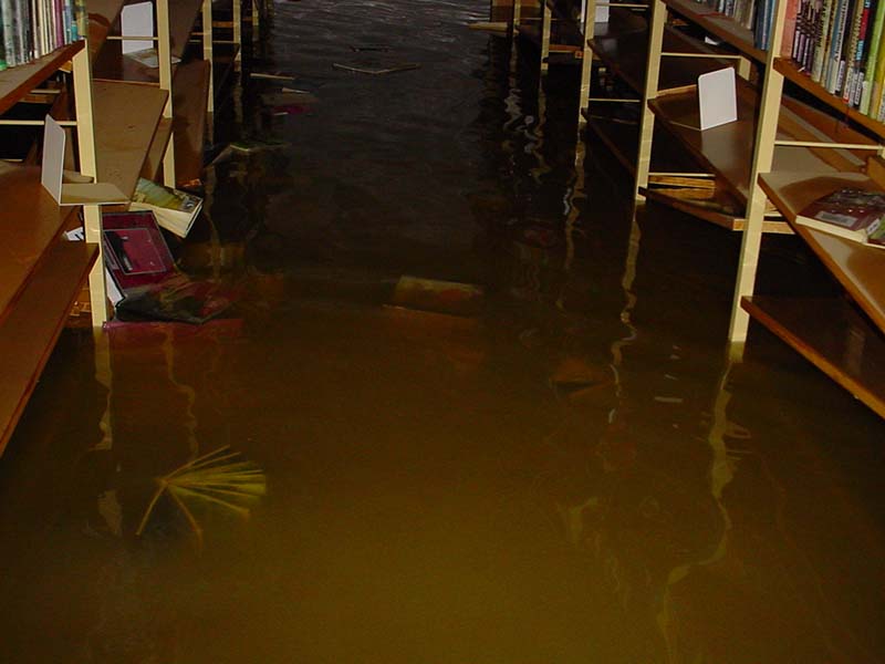 Na Sadech 26-27: 14.8.2002 - první den po povodni