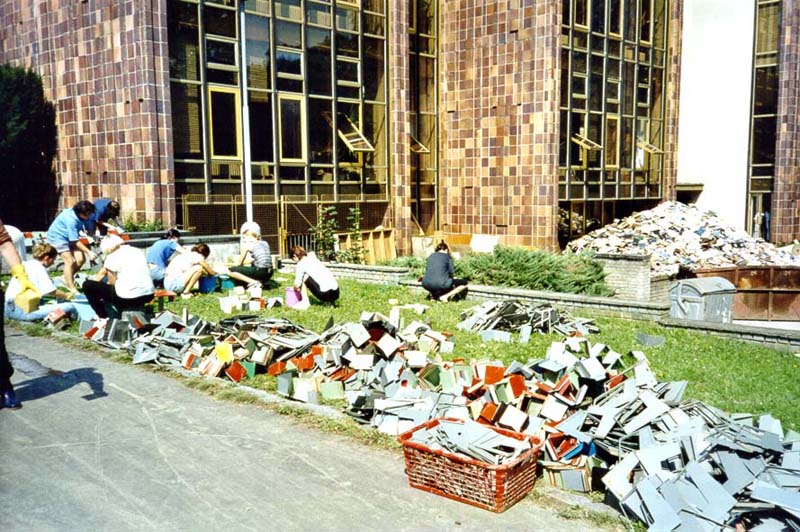 19-20.8.2002 - Likvidace zatopených knih, čištění regalů od bahna, ...