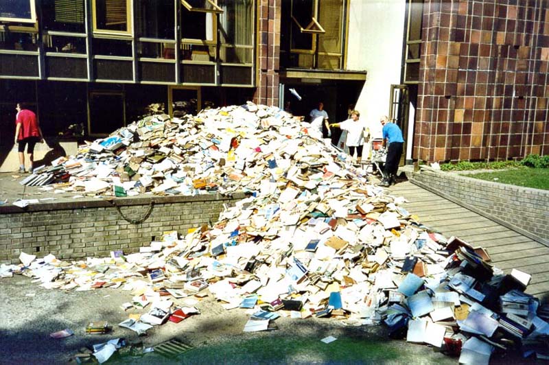 19-20.8.2002 - Likvidace zatopených knih, čištění regalů od bahna, ...